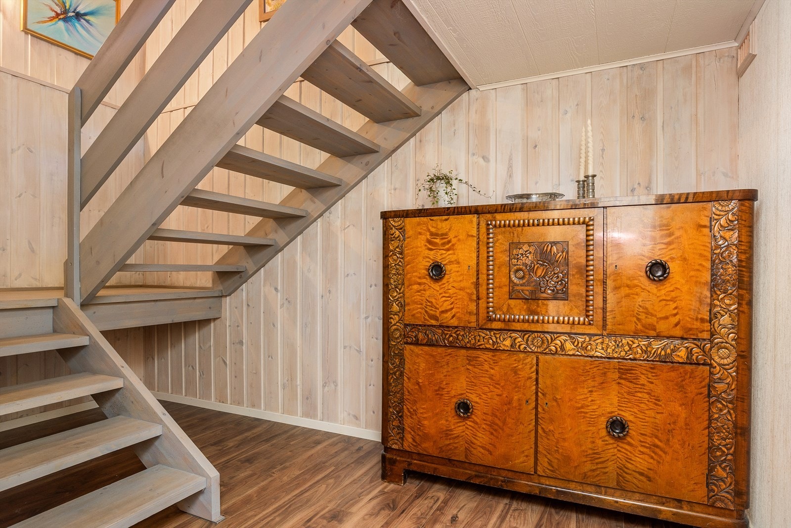 Trappen leder videre ned til boligens kjelleretasje med tilbaketrukne rom og bodarealer. Galleribilde