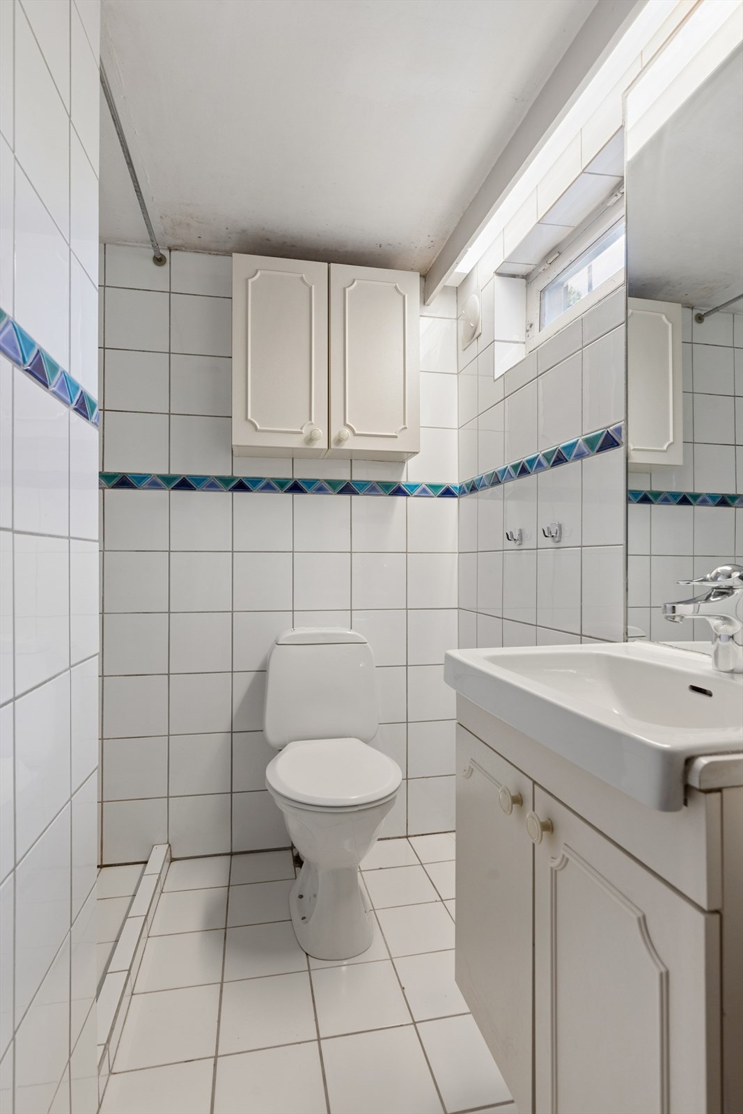 Bad i kjelleretasjen med fliser på gulv. Badet er ikke godkjent/byggemeldt, se punkt ferdigattest for ytterligere informasjon. Galleribilde