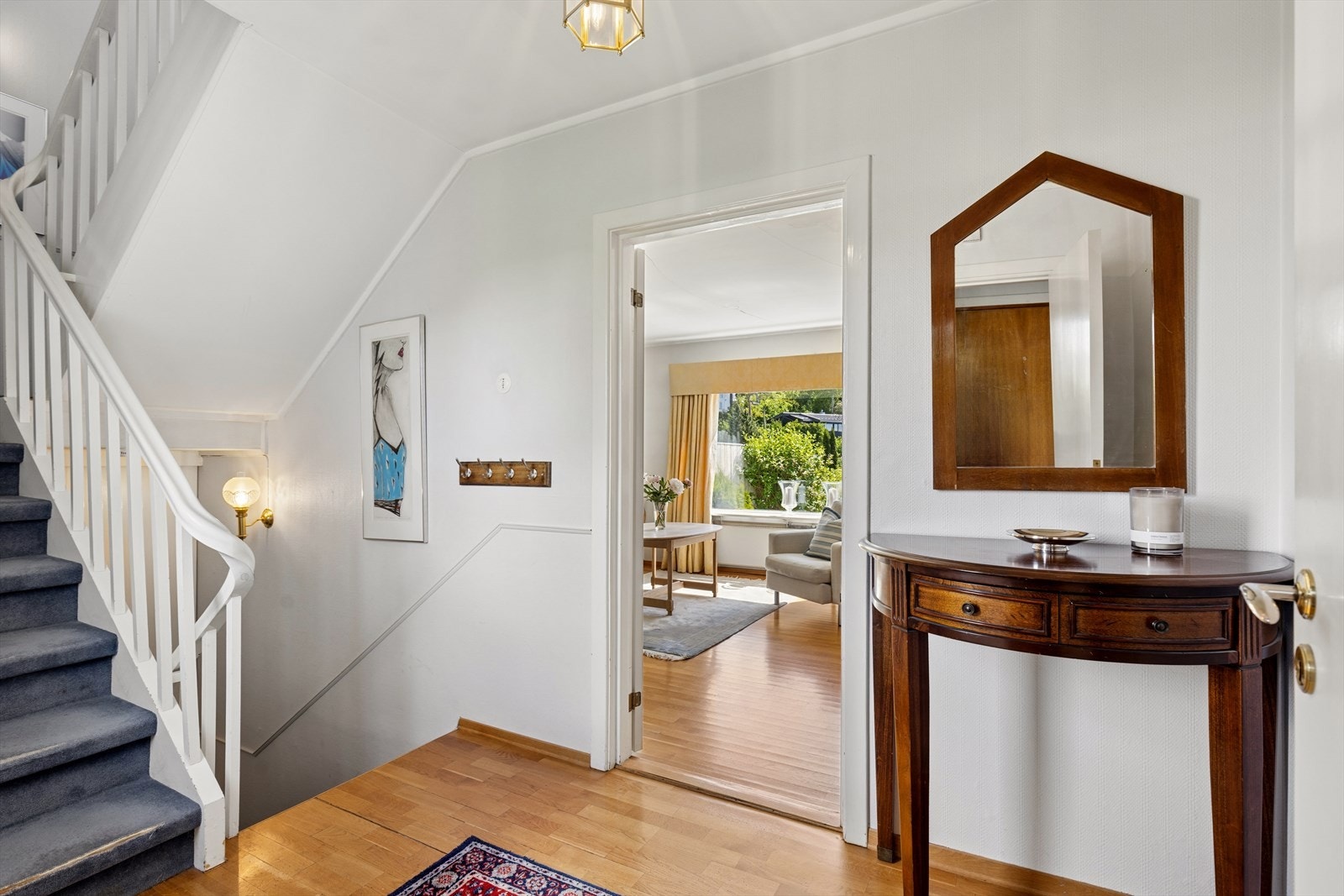 Hallen gir et godt førsteinntrykk og har en original tretrapp som forbinder etasjene. Galleribilde