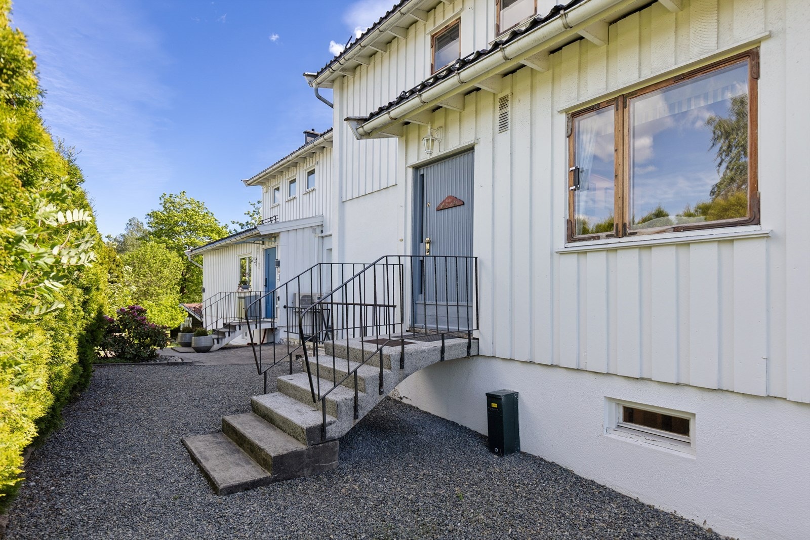 Boligen har en original entredør i eik. Galleribilde