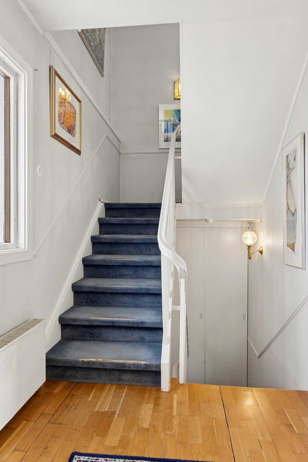 Tretrappen er belagt med teppe og leder opp til andre etasje. Galleribilde