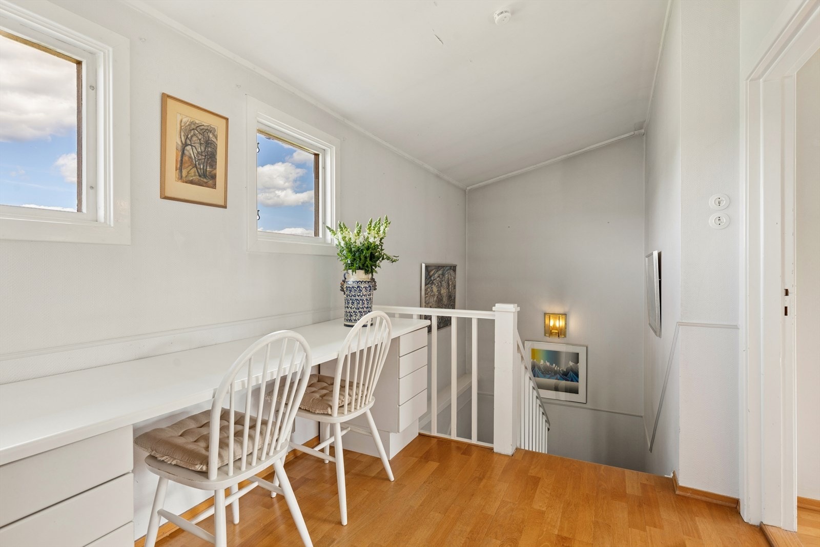 I gangen i andre etasje er det plass til en praktisk arbeidsplass. Galleribilde