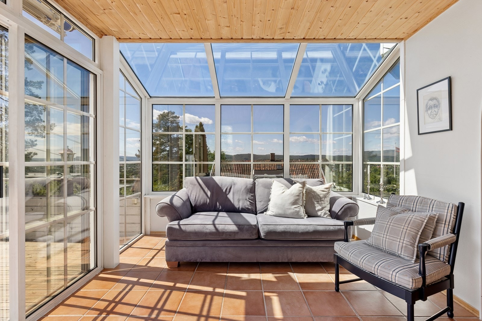 Glasstaket i vinterhagen slipper inn rikelig med lys. Galleribilde