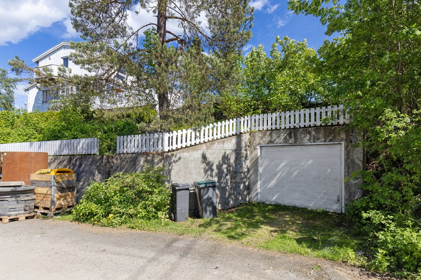 Til eiendommen hører en garasje i murkonstruksjon på cirka 18 m². Galleribilde