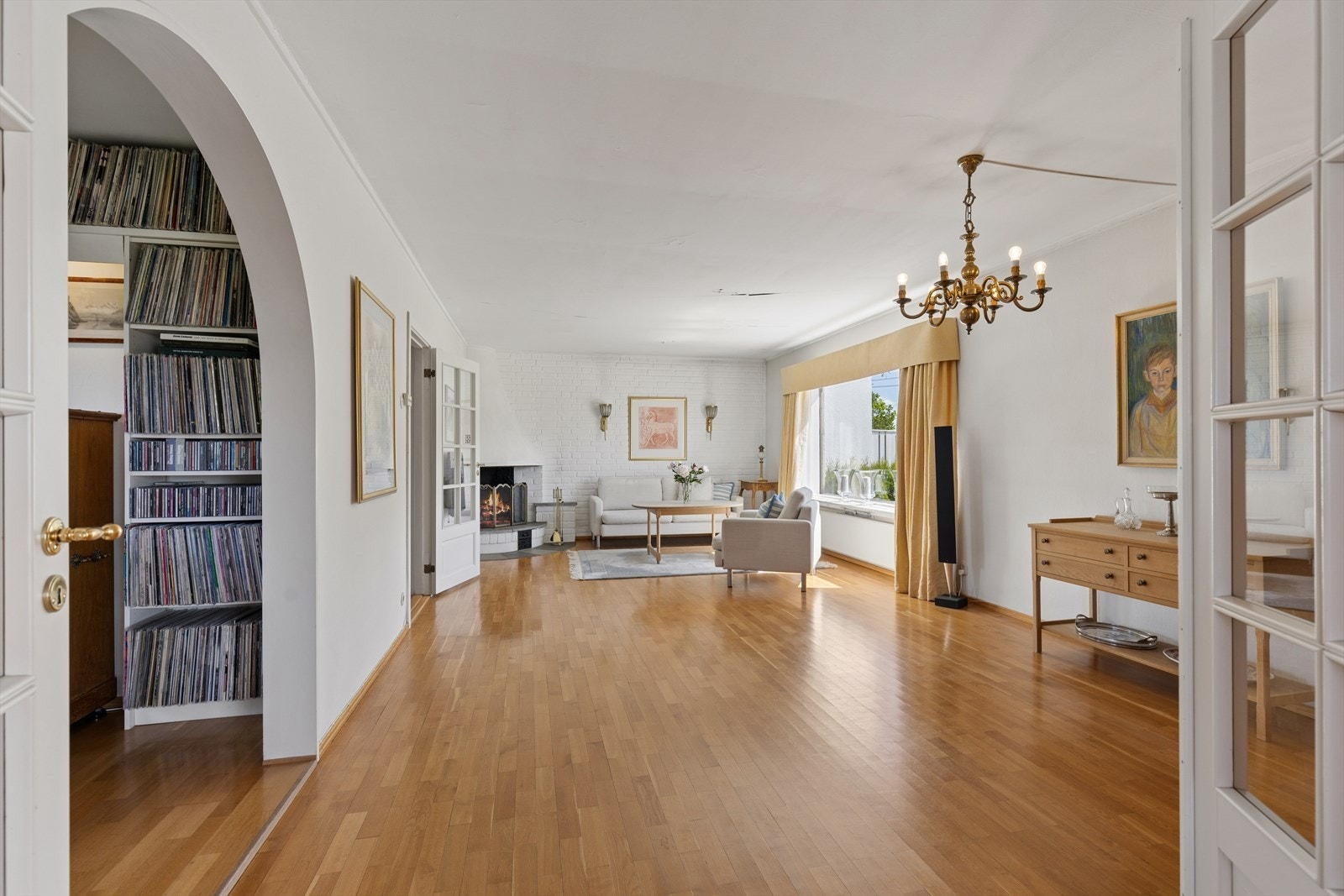 Stuen har parkett på gulvet og god plass til flere sittegrupper. Galleribilde