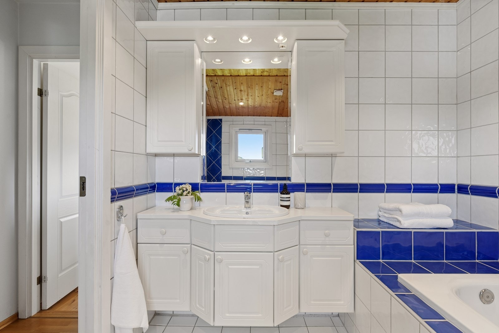 Badet i andre etasje ble modernisert i 1994 og har en romslig innredning med god skapplass. Galleribilde