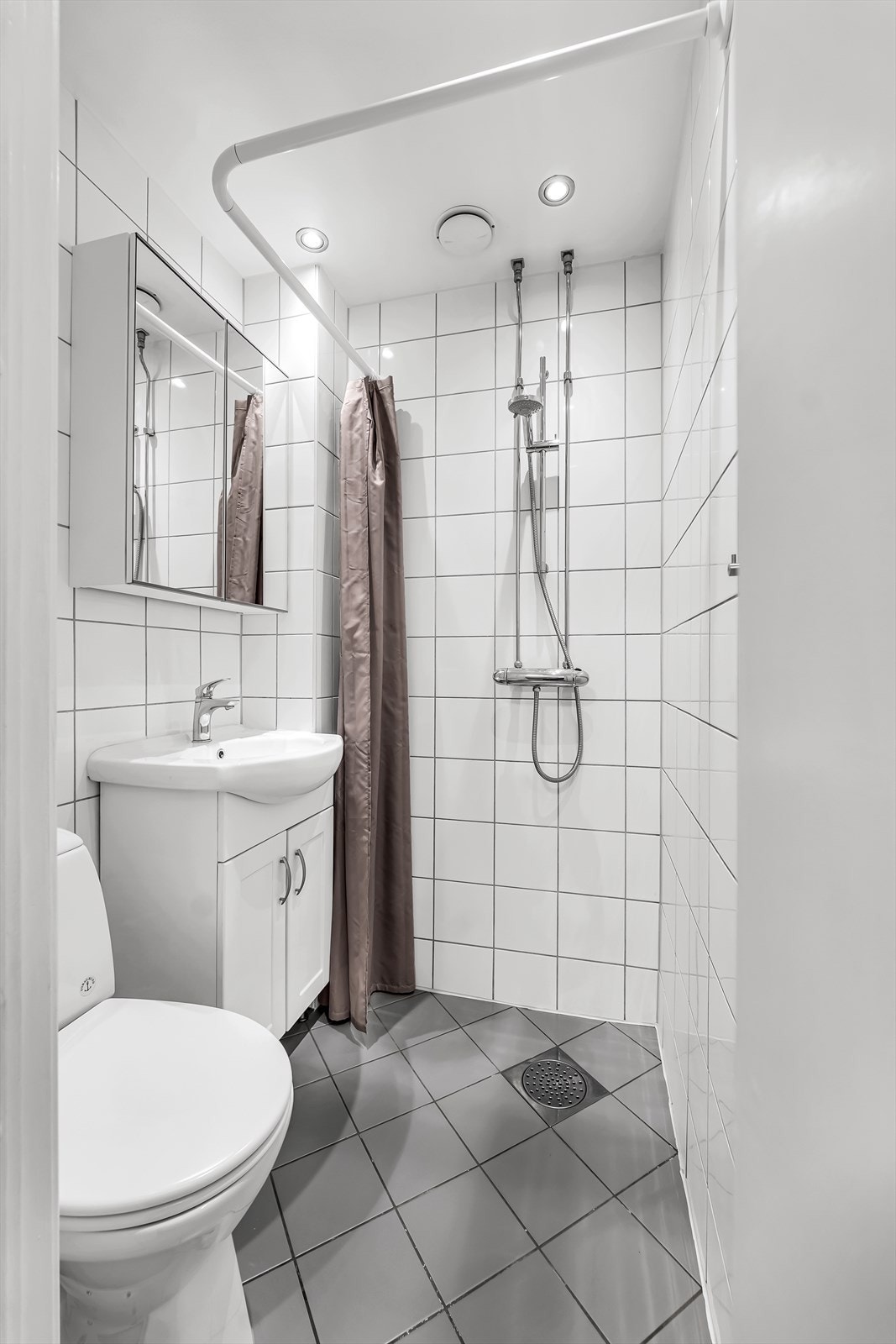 Tidløst flislagt bad fra 2008 med gulvvarme. Det er felles vaskeri i bygget Galleribilde