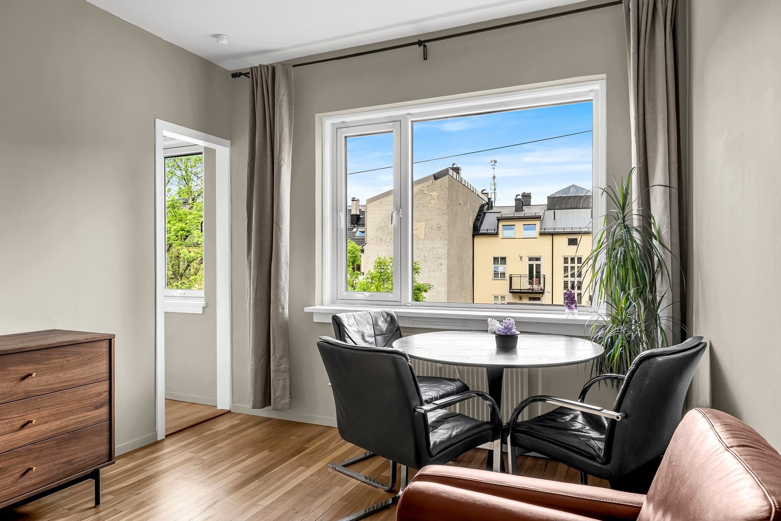 Her får du en innbydende stue med gode møbleringsmuligheter, delvis åpen kjøkkenløsning, pent bad og en innbydende entré Galleribilde