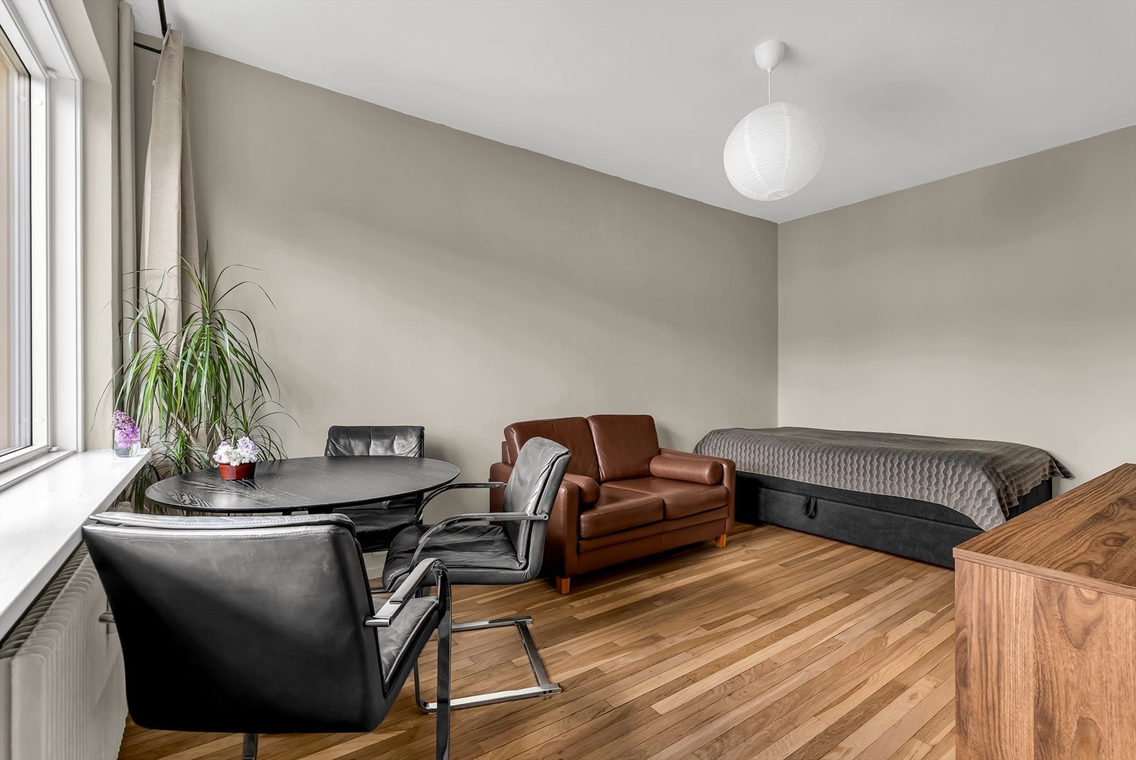 Stuen har gode møbleringsmuligheter med bl.a plass til sofa, dobbeltseng, spisegruppe og annet ønsket inventar. Lekre originale tregulv, nyslipt i 2025 Galleribilde
