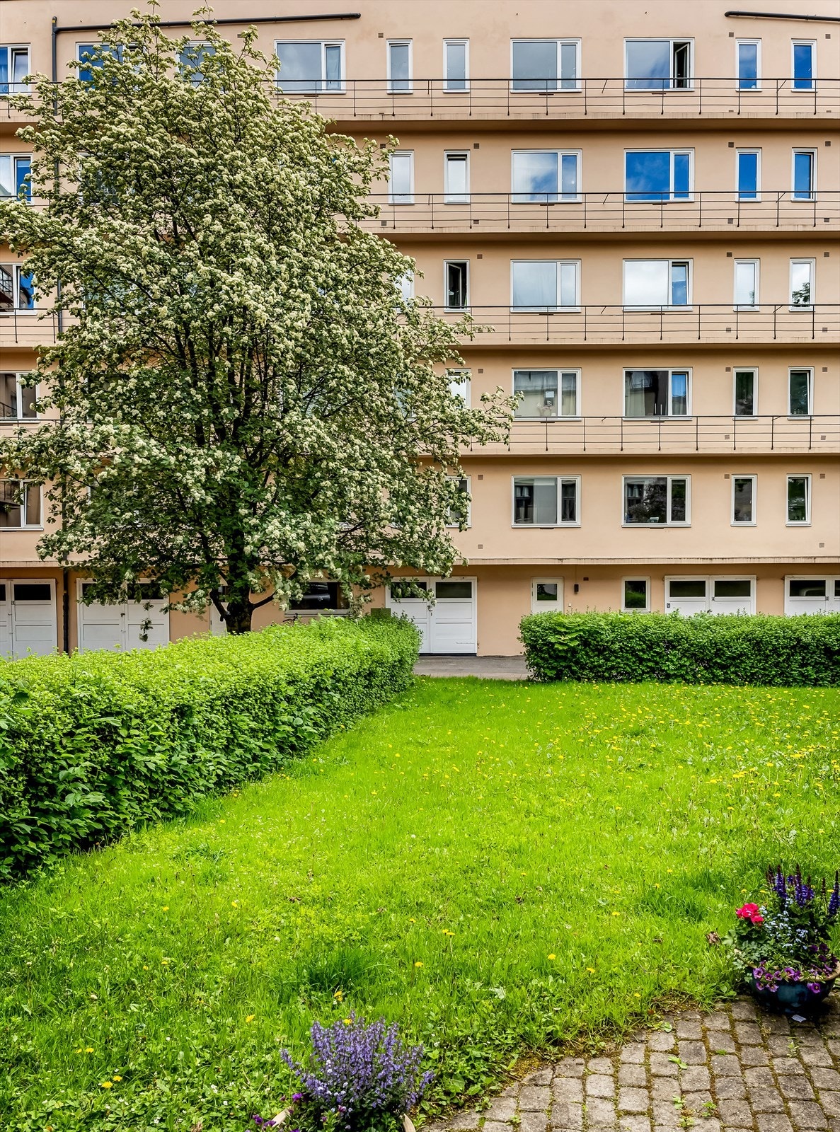 Fasade. Sameiet leier ut garasjeplasser og p-plasser i bakgården. Leie pris for p-plass i bakgård er kr. 900 og kr. 1400 for garasje i bakgård Galleribilde
