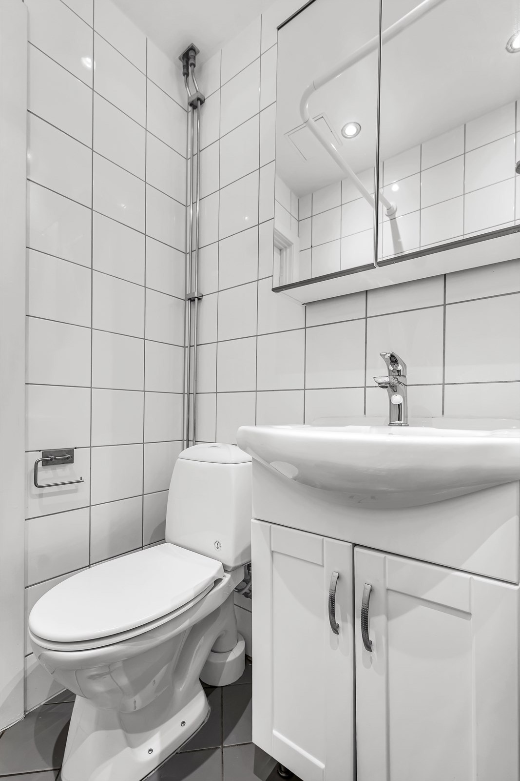 Innredning bestående av åpen dusj, servantskap, wc, naturlig avtrekk og stoppekran Galleribilde