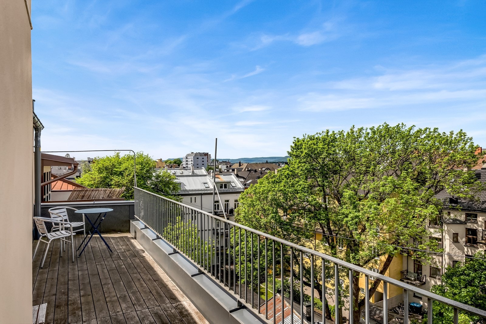 Leiligheten ligger i byggets 4. etasje og inneholder: Stue, kjøkken, bad og entré. I tillegg kan beboer benytte seg av en fantastisk felles takterrasse med svært gode solforhold! Galleribilde