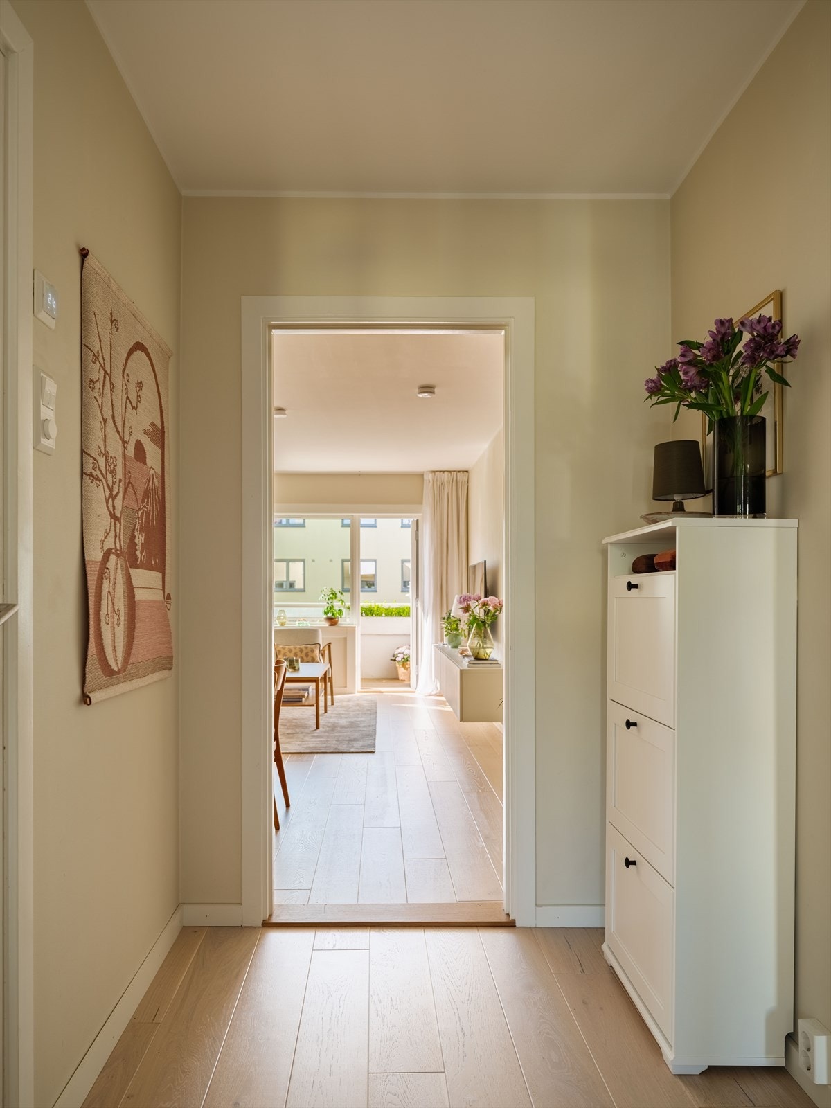 Det eneste rommet som ikke er knyttet til entréen er soverom 1, som har inngang fra stuen. Galleribilde