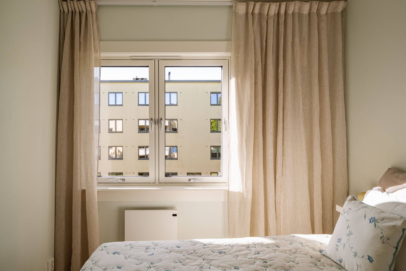 Med beliggenhet mot den fredelige felles bakgården ligger alt til rette for en stille og god nattesøvn. Galleribilde