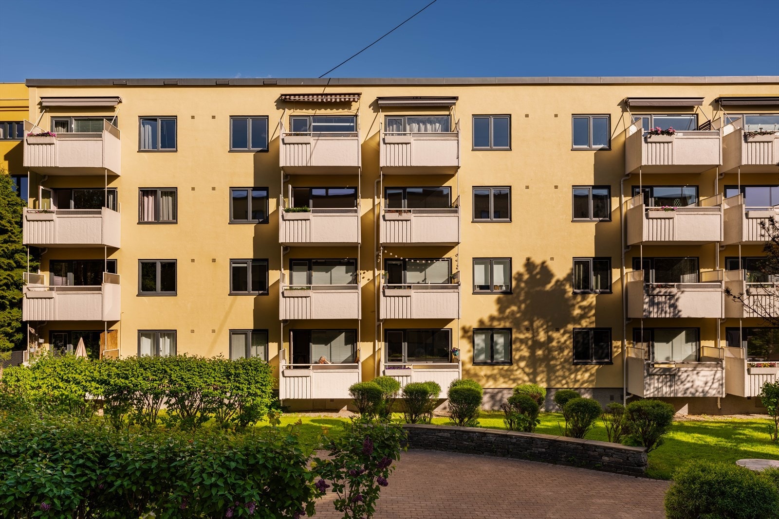 Felles bakgård med grøntområder gir en hyggelig ramme som kan brukes både sommer og vinter. Galleribilde