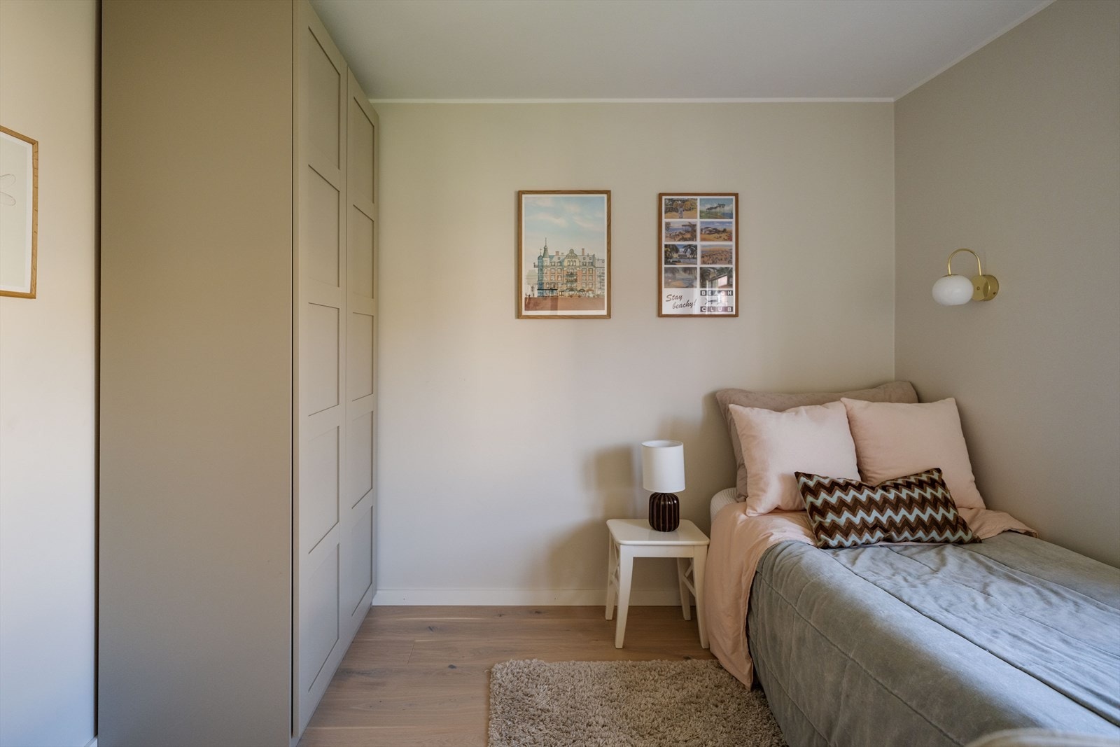 På den ene flaten er det perfekte stedet å etablere en garderobe. Garderobekapet følger ikke med salget. Galleribilde