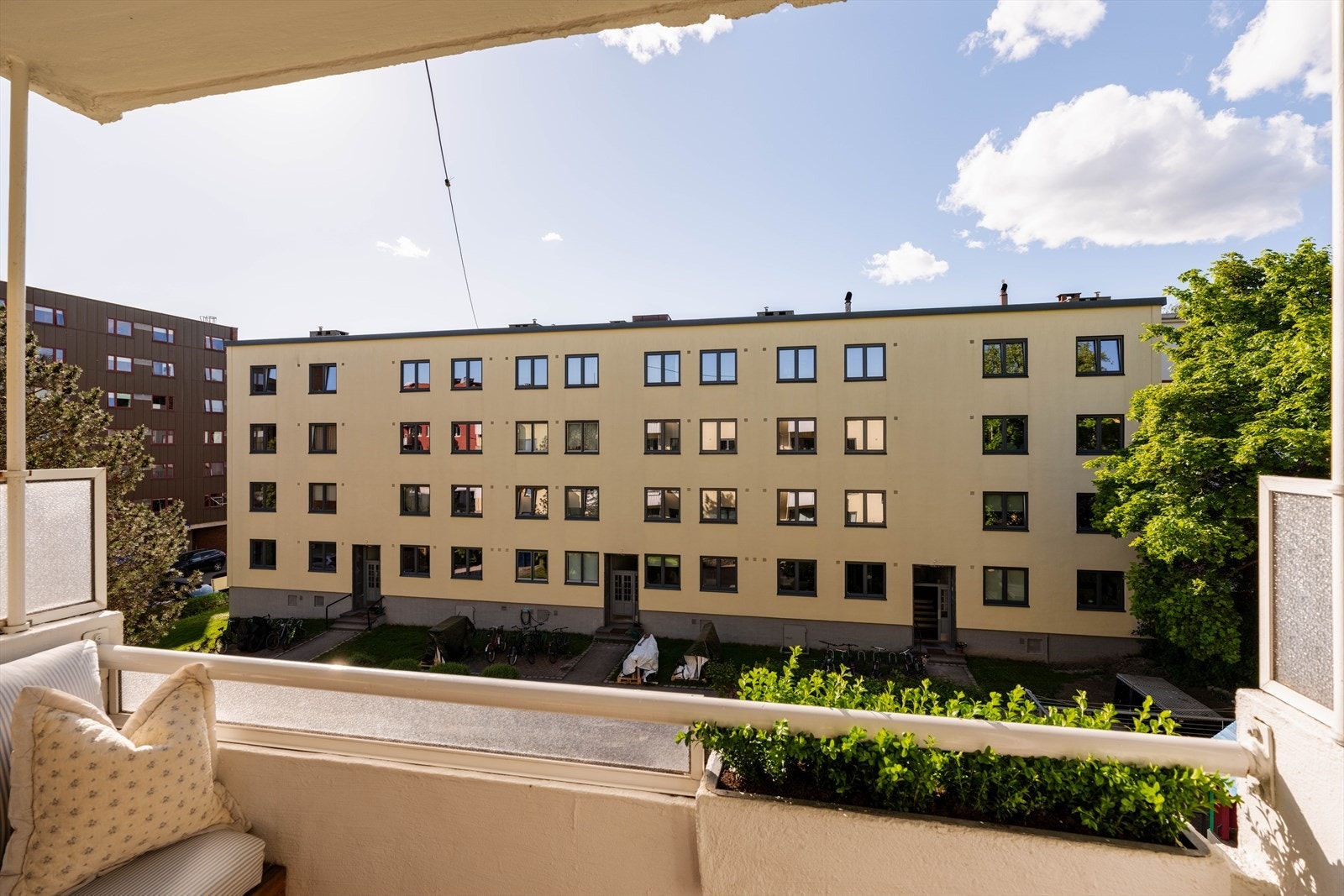 Balkongen vender mot grønne omgivelser og gir en rolig, men sentral beliggenhet. Galleribilde