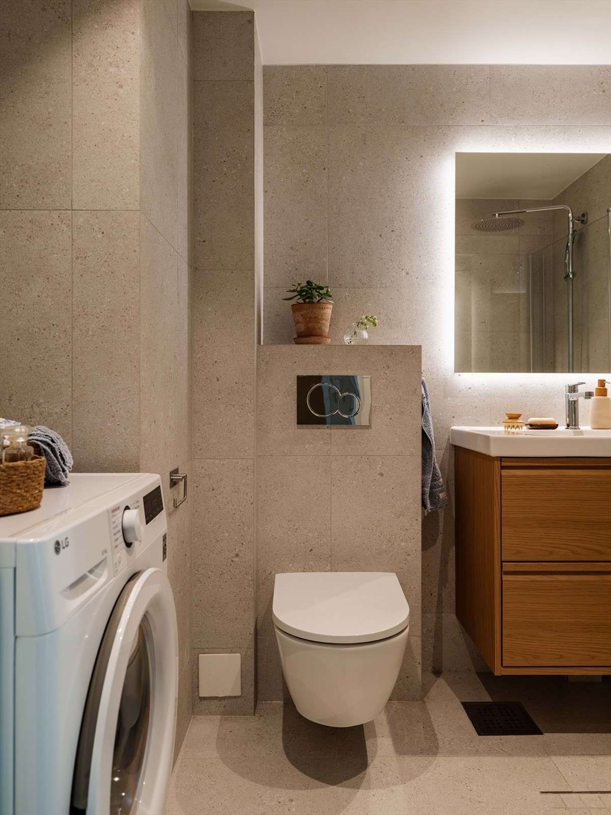 Badet er utstyrt med opplegg for vaskemaskin og gulvvarme, som gir en lun og komfortabel atmosfære. Galleribilde