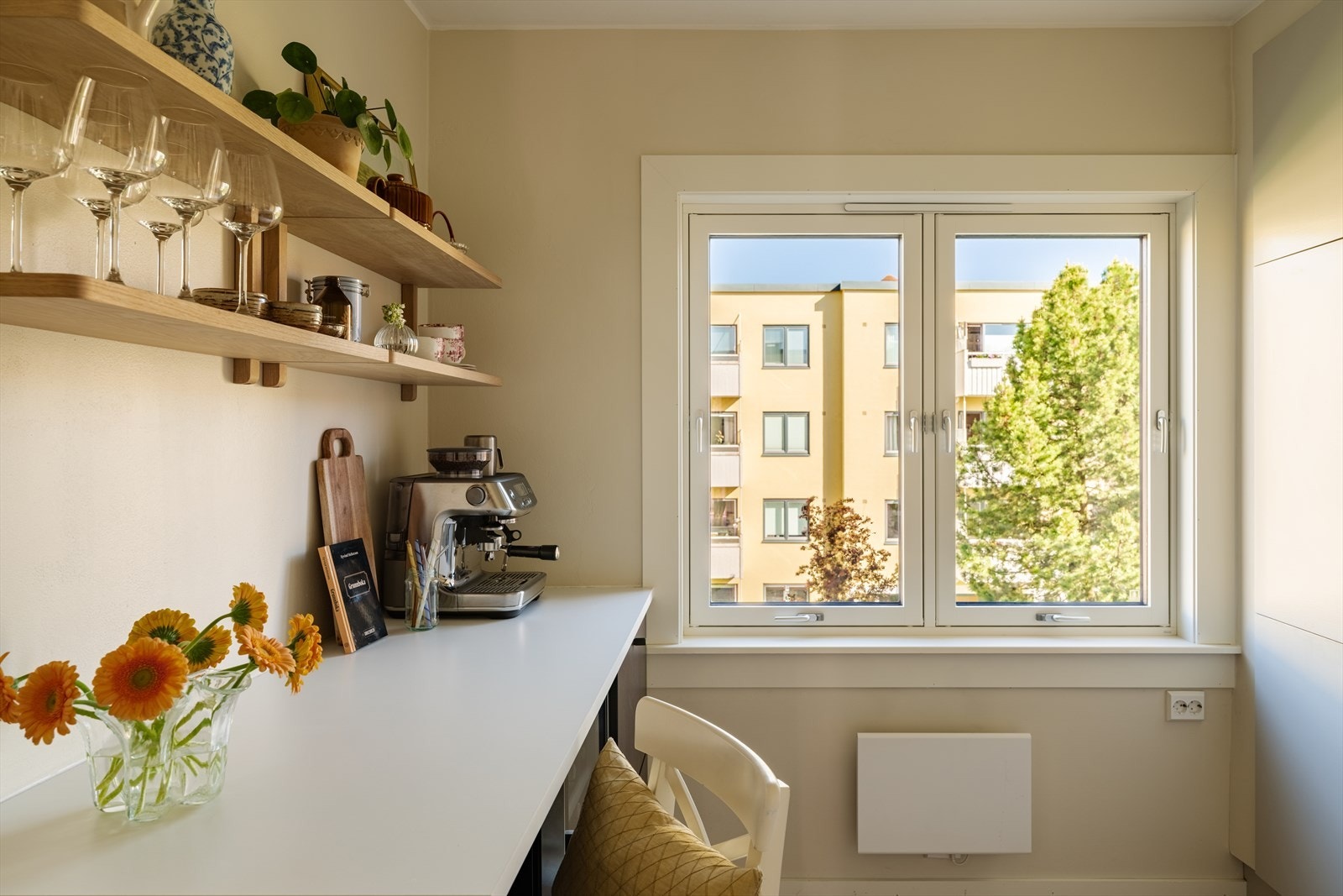 Her har du også mulighet til å trekke deg tilbake, og få arbeidsro på hjemmekontor ved kjøkkenbenken. Galleribilde