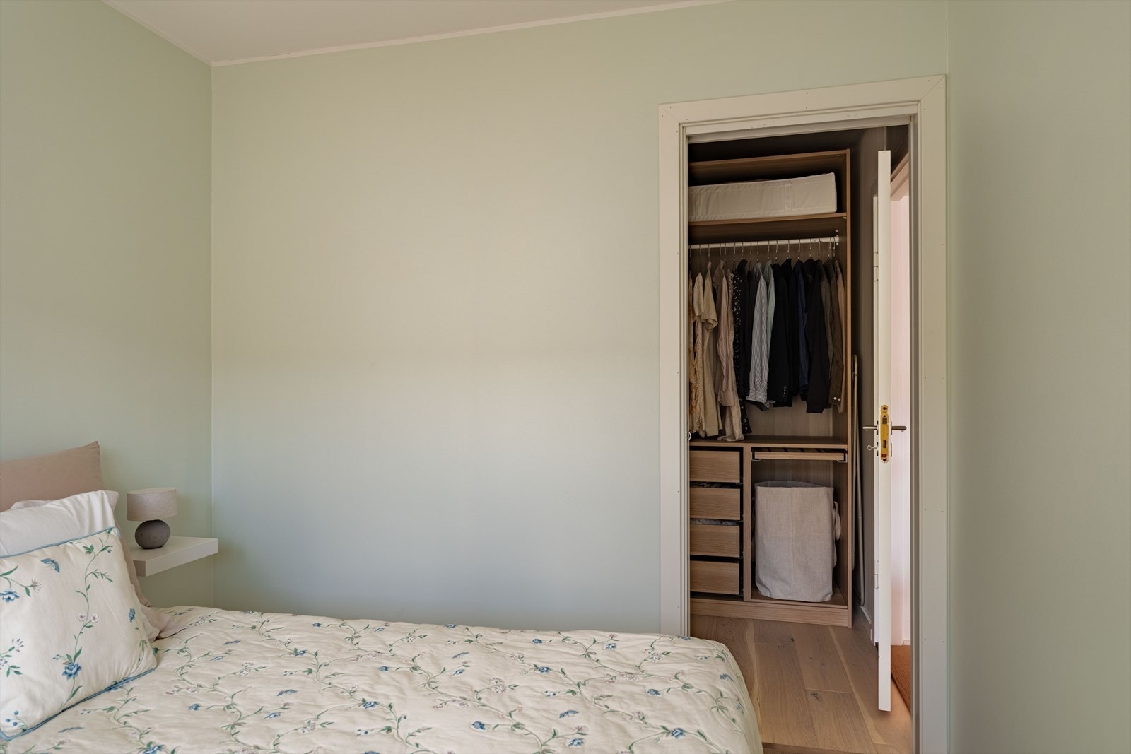 Her trenger du ikke etablere garderobeskap, da det er inngang til walk-in garderobe. Galleribilde