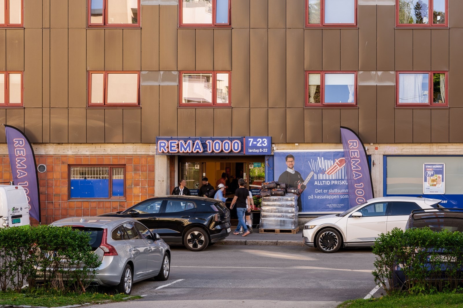 For dagligvare befinner Rema1000 seg like ved. Galleribilde