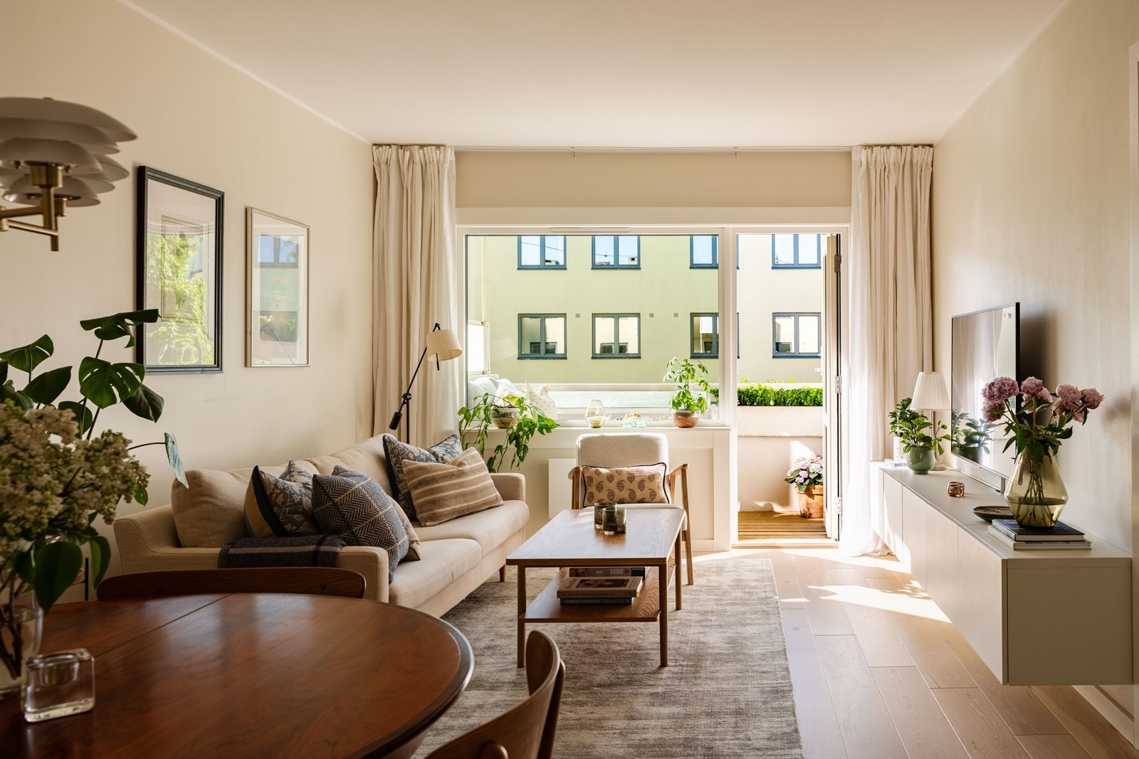 Her får du en lys og sjarmerende 3-roms leilighet bestående av stue, balkong, kjøkken, to soverom, bad og entré. Galleribilde