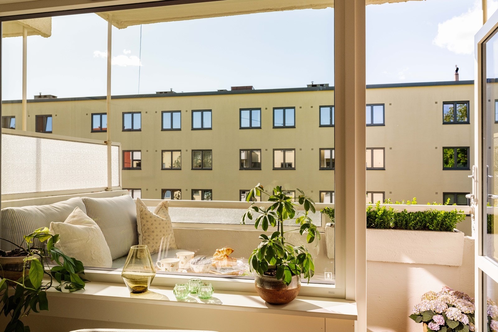 Fra stuen er det utgang til den herlige balkongen på 4 kvadratmeter. Galleribilde