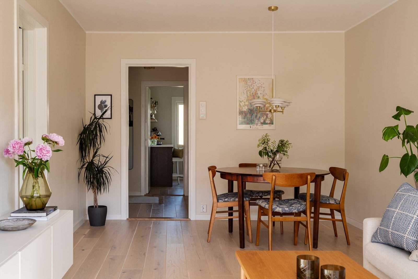 Spiseplassen skaper en innbydende ramme for både hverdagsmiddager og sosiale sammenkomster. Galleribilde