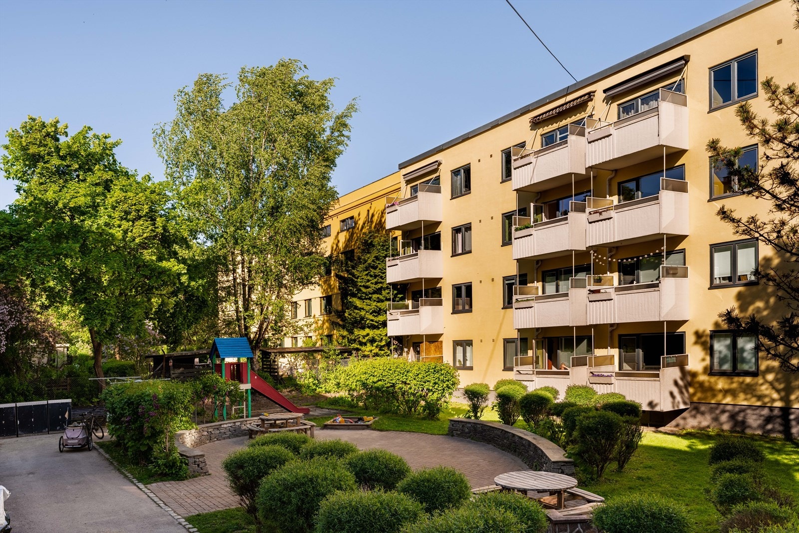 Leiligheten befinner seg på idylliske Sagene kjent for sine frodige og vakre bakgårder. Galleribilde