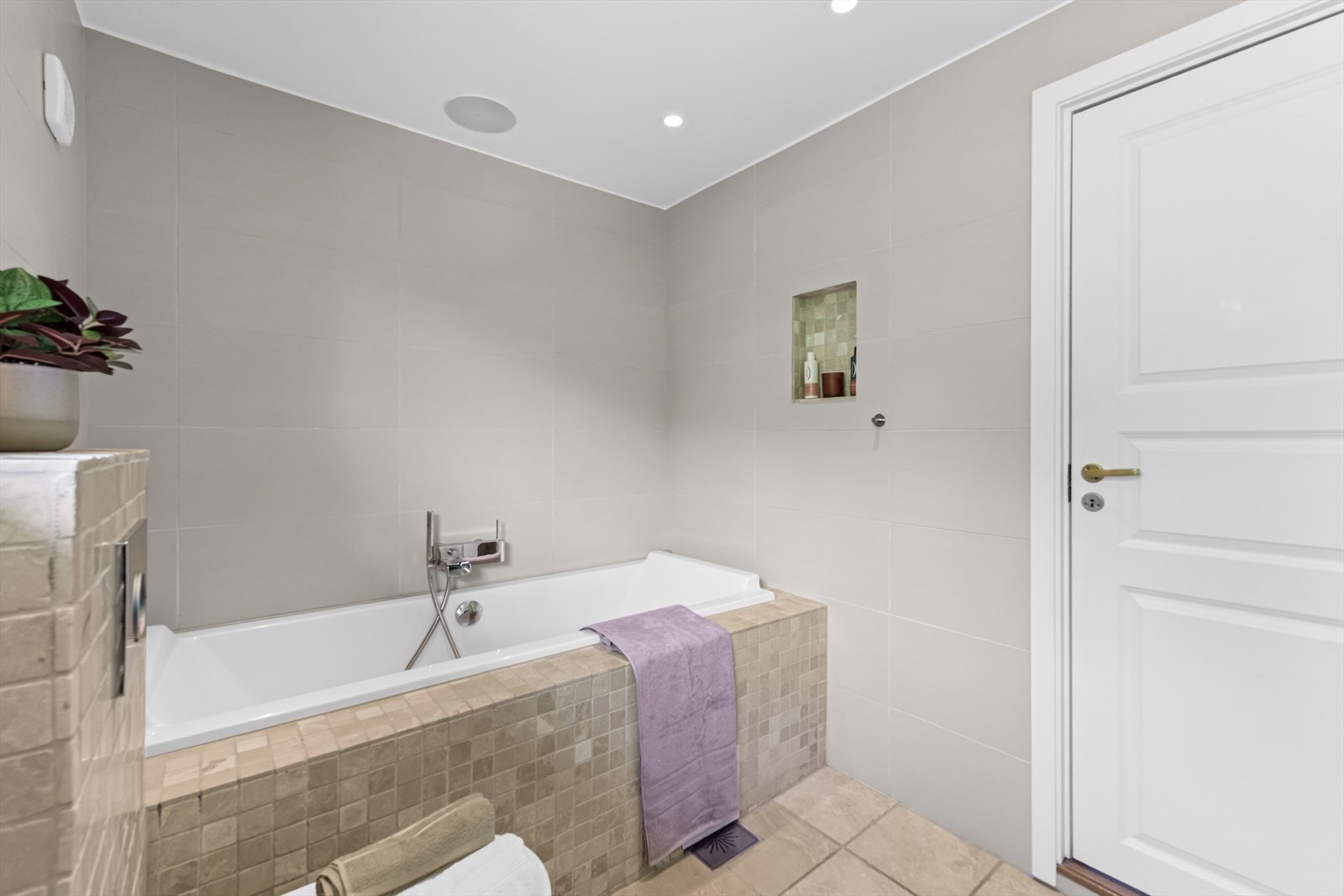 Pent flislagt bad med varmekabler i gulvet. Badet har direkte adkomst fra hovedsoverommet. Galleribilde
