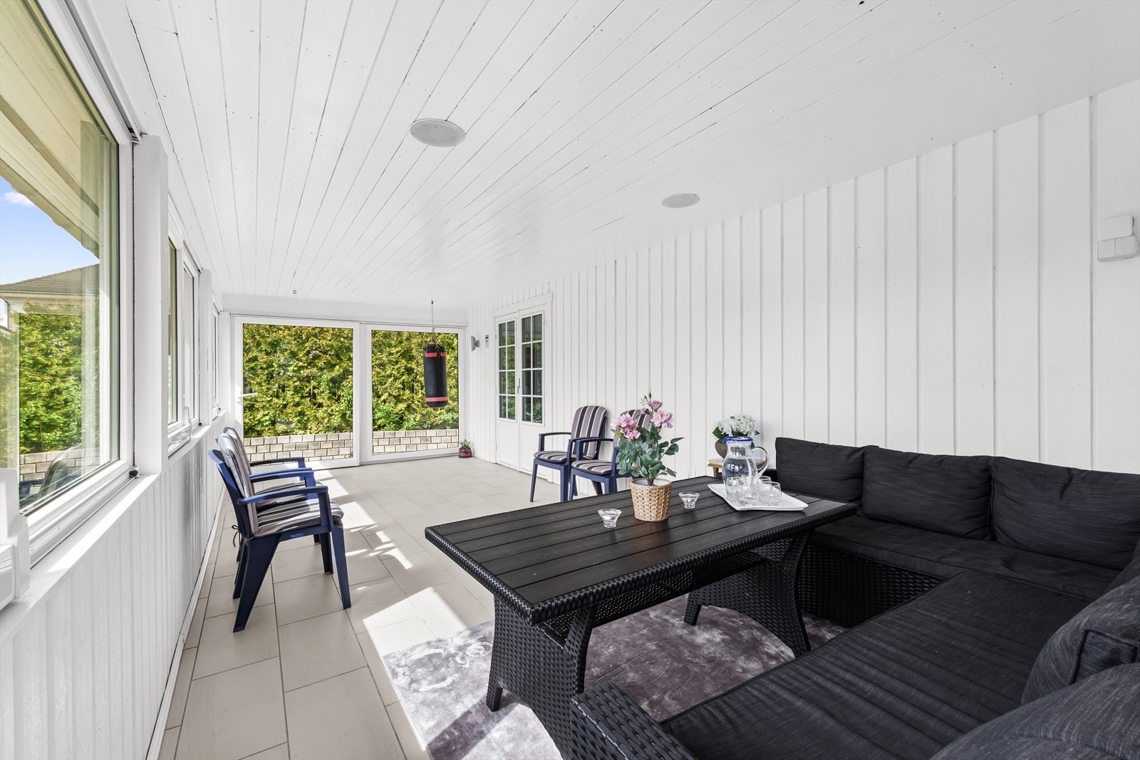 Fra stuen er det utgang til en innglasset veranda som er en flott forlengelse av oppholdsrommet i sommerhalvåret. Fra veranda er det videre adkomst til ahgen. Galleribilde