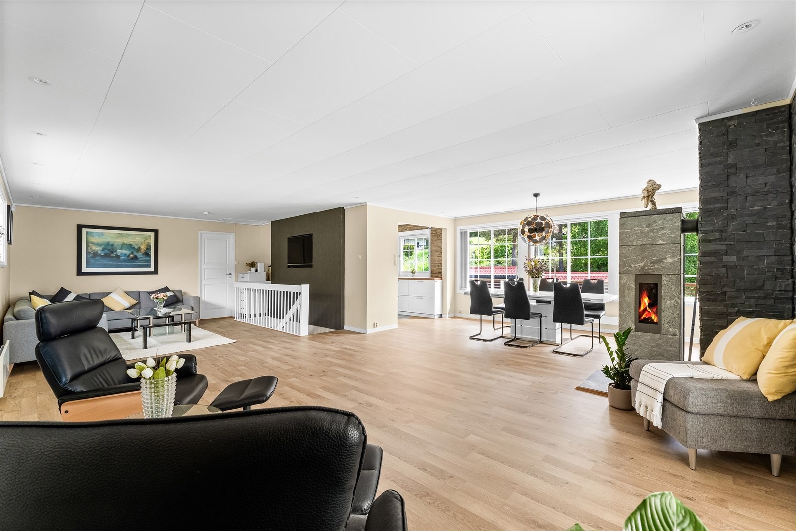 Sosialt midtpunkt - Stuen er romslig, lys og luftig. Galleribilde