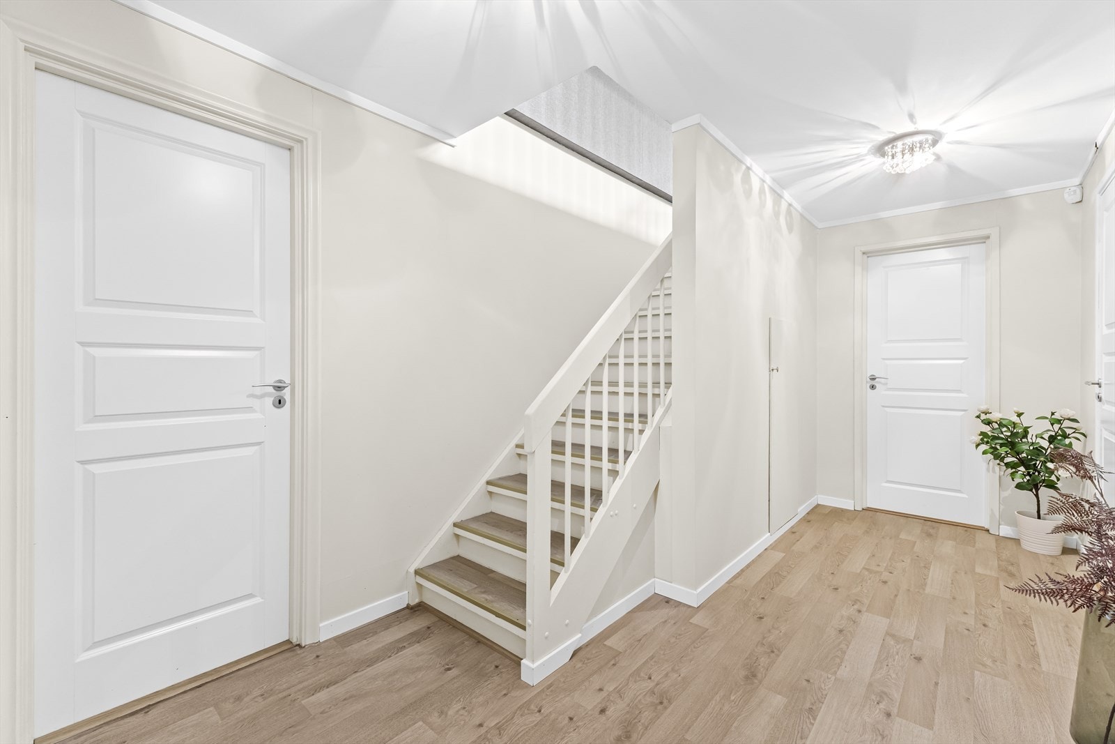 Romslig gang. Fra gang har man adkomst til bod og omkledningsrom/garderobe. Galleribilde