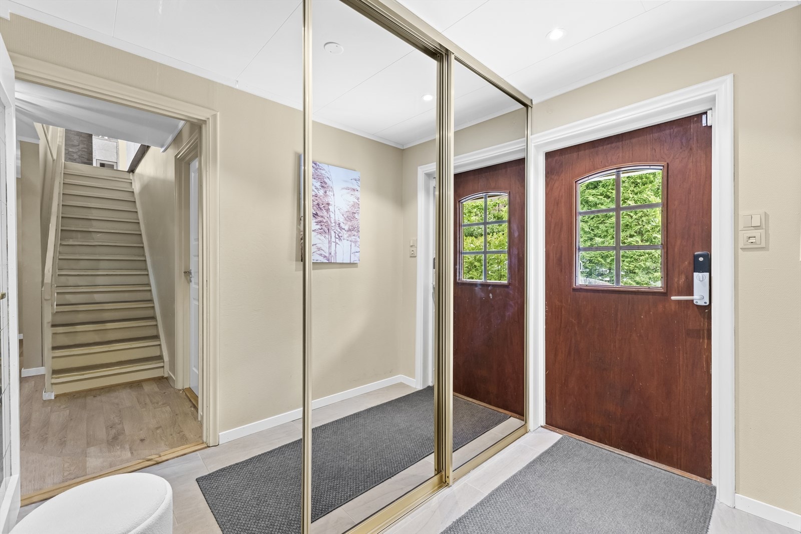 Entré er av god størrelse, lys og innbydende. Det hele holdes enkelt ryddig ved hjelp av en stor og praktisk skyvedørsgarderobe. Galleribilde