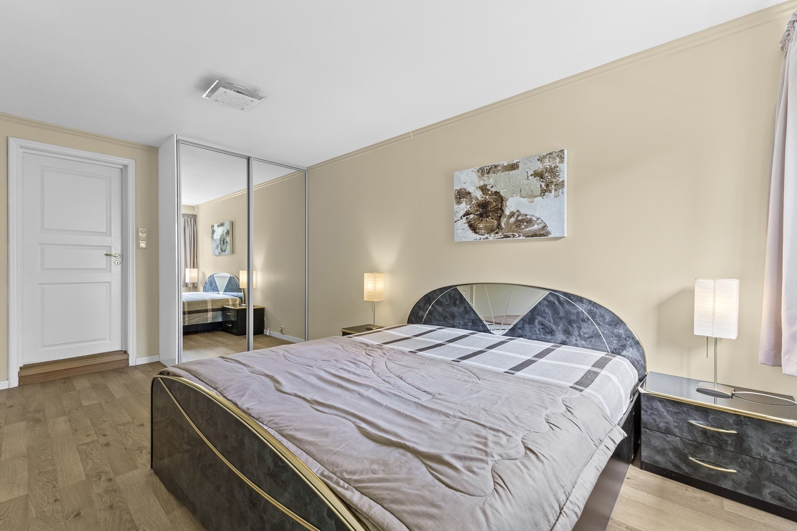 I 1.etasje finner man et romslig hovedsoverom med direkte adkomst til eget bad. Soverommet har gode oppbevaringsmuligheter i praktisk skyvedørsgarderobe. Galleribilde