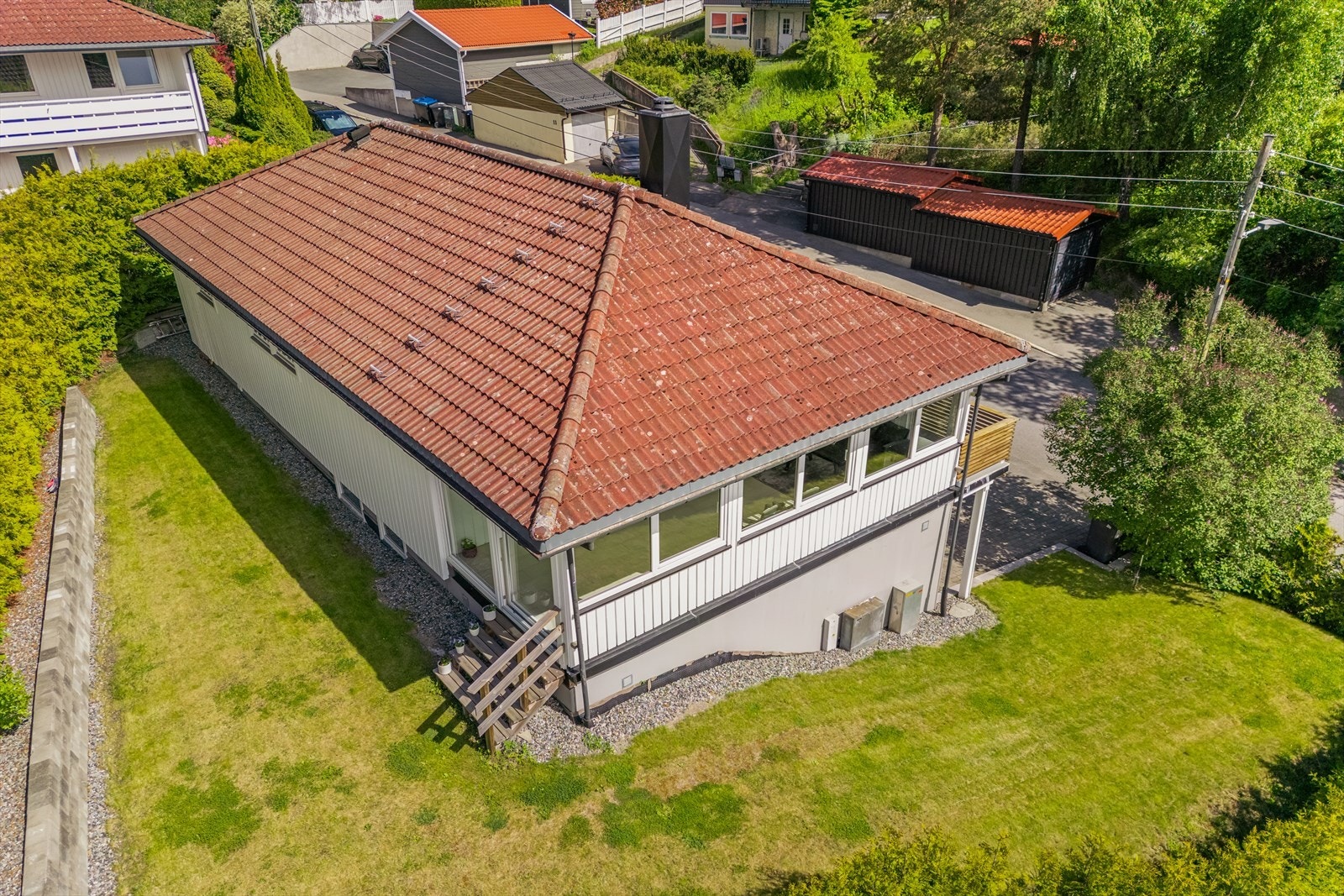 Boligen har en pent opparbeidet, solrik og skjermet hage med plen, hekk, prydbusker og variert beplantning som skaper en hyggelig og privat atmosfære. Galleribilde