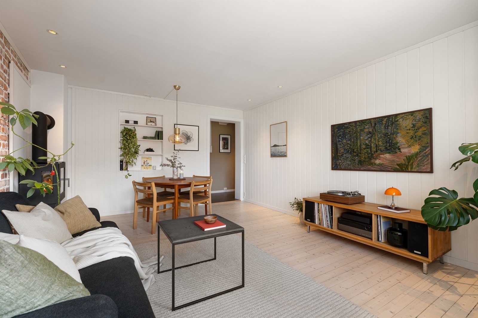 Den sosiale stuen kan enkelt møbleres i flere soner med god plass til sofaseksjon med tilhørende møblement, i tillegg til en egen sone med spisebord Galleribilde