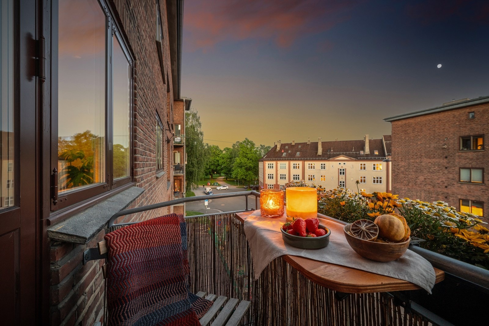 Fra stuen er det adkomst til en liten, hyggelig balkong med sørvestvendt beliggenhet - her kan man trekke ut og nyte herlige solforhold på varme sommerdager! Galleribilde