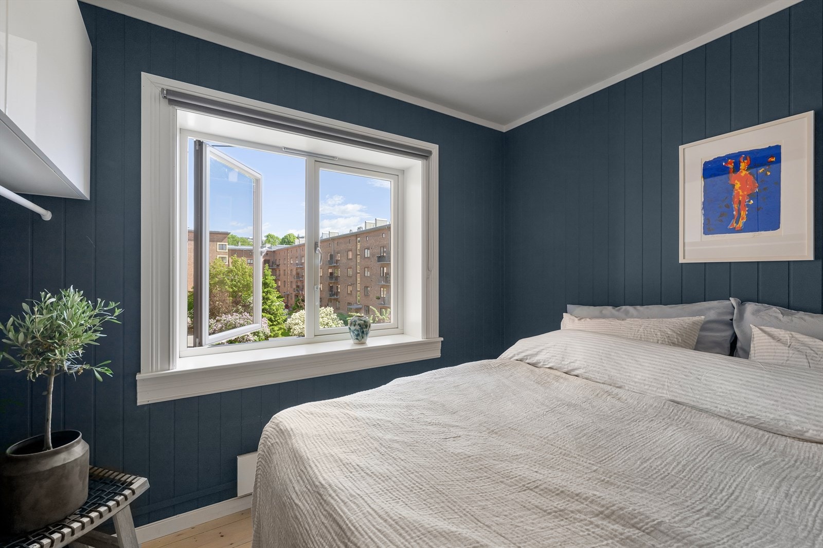 Det rolige værelset ligger vendt inn mot bakgården, og her kan ro og stillhet nytes når kvelden senker seg Galleribilde