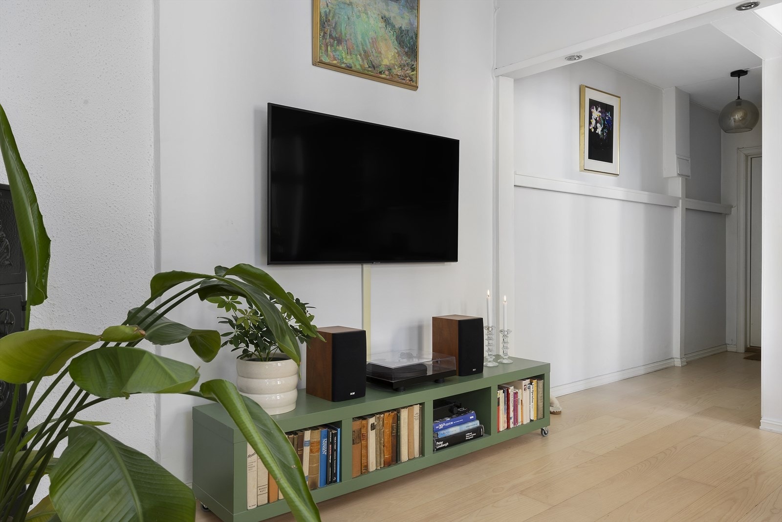 Stue med god veggplass for TV-løsning og oppbevaring Galleribilde
