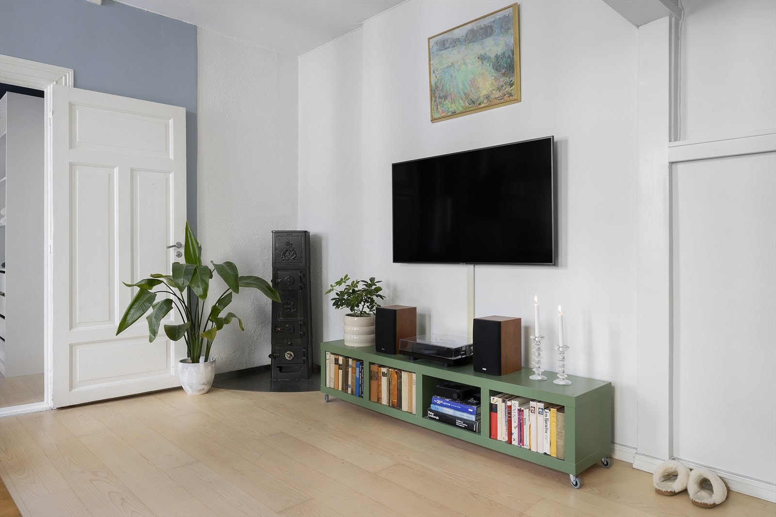 TV-sone med plass til mediebenk og oppbevaring langs veggen Galleribilde