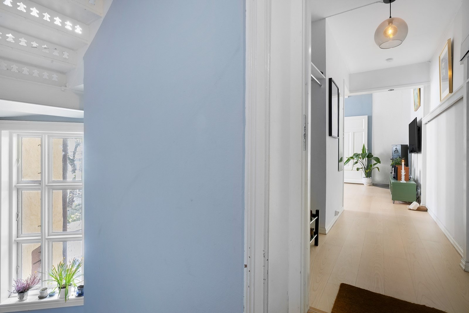 Entré/gang med lyse overflater og adkomst videre inn til oppholdsrommet Galleribilde