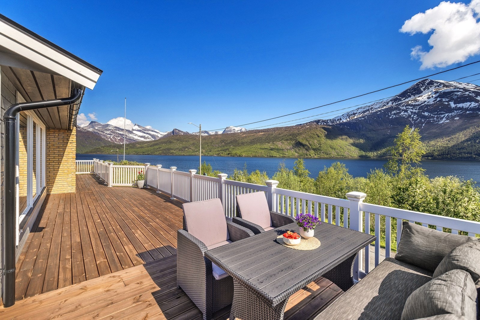 Fra stuen har du utgang gjennom dobbel verandadør til en stor terrasse med sol fantastiske solforhold. Galleribilde