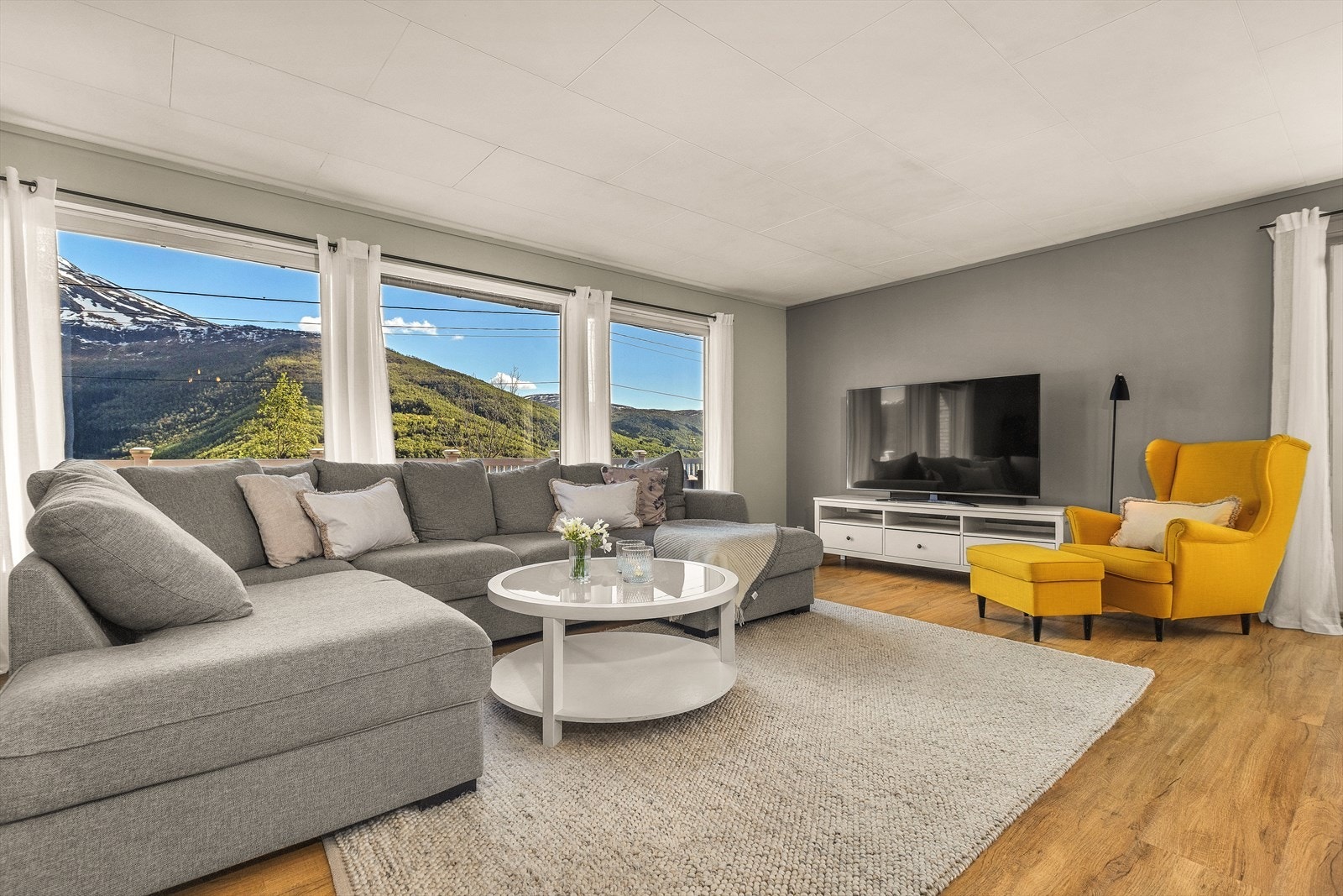 Her er det god plass til både sofagruppe og spisestuebord, perfekt for både avslappende hverdager og hyggelige sammenkomster med venner og familie. Galleribilde
