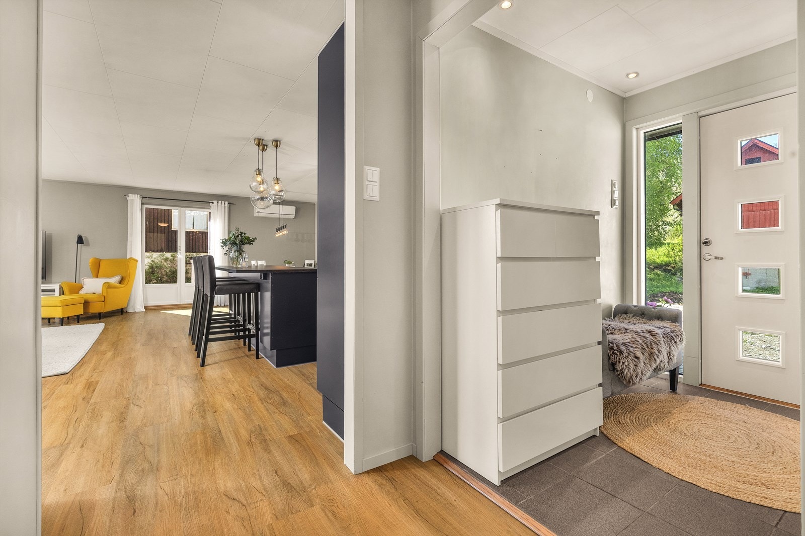 Allerede i entréen får du et godt førsteinntrykk av boligen. Her møtes du av en romslig gang med flislagt gulv med downlights i tak. Galleribilde