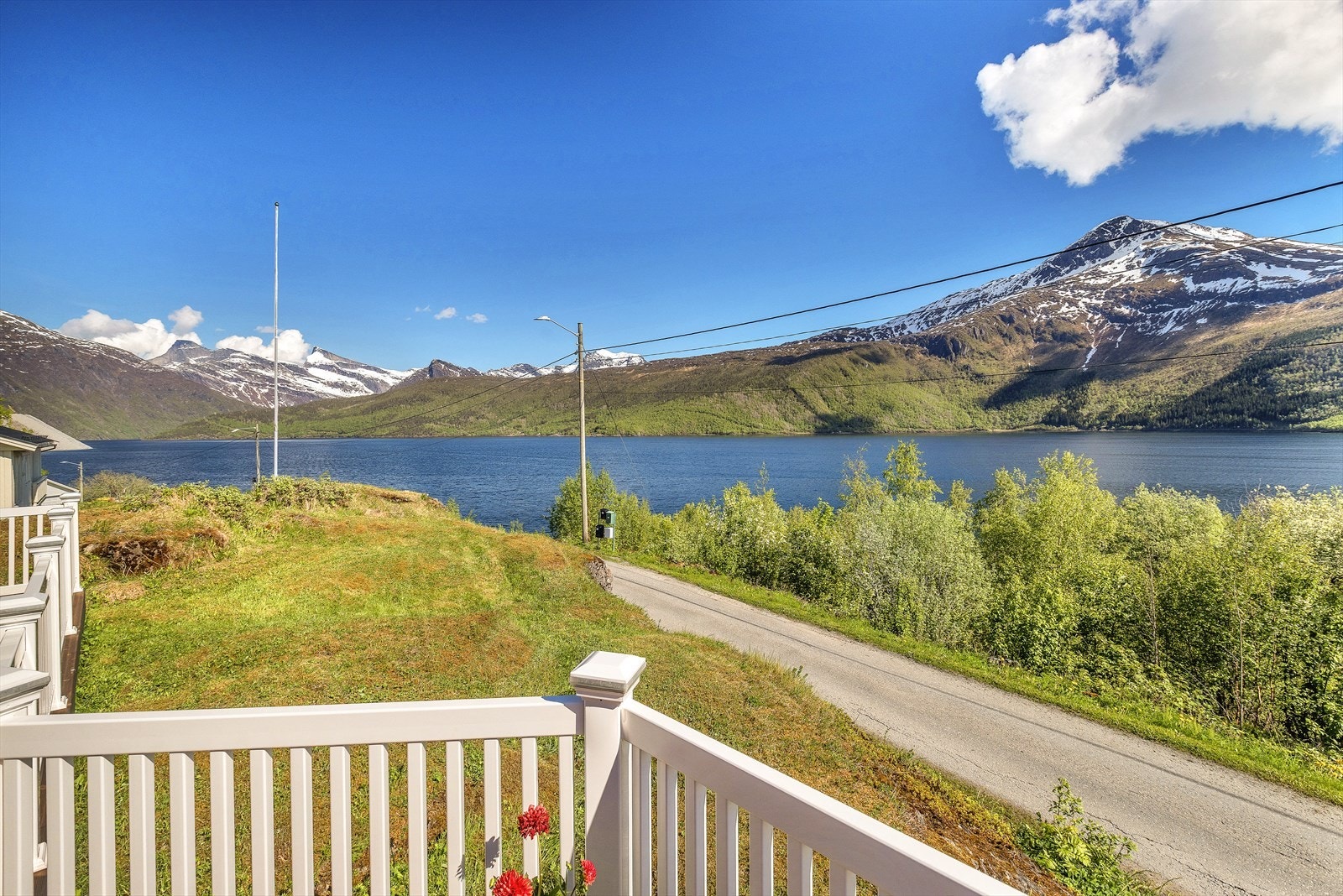 Fra eiendommen er det flott utsikt mot Stetind - Norges nasjonalfjell. Galleribilde