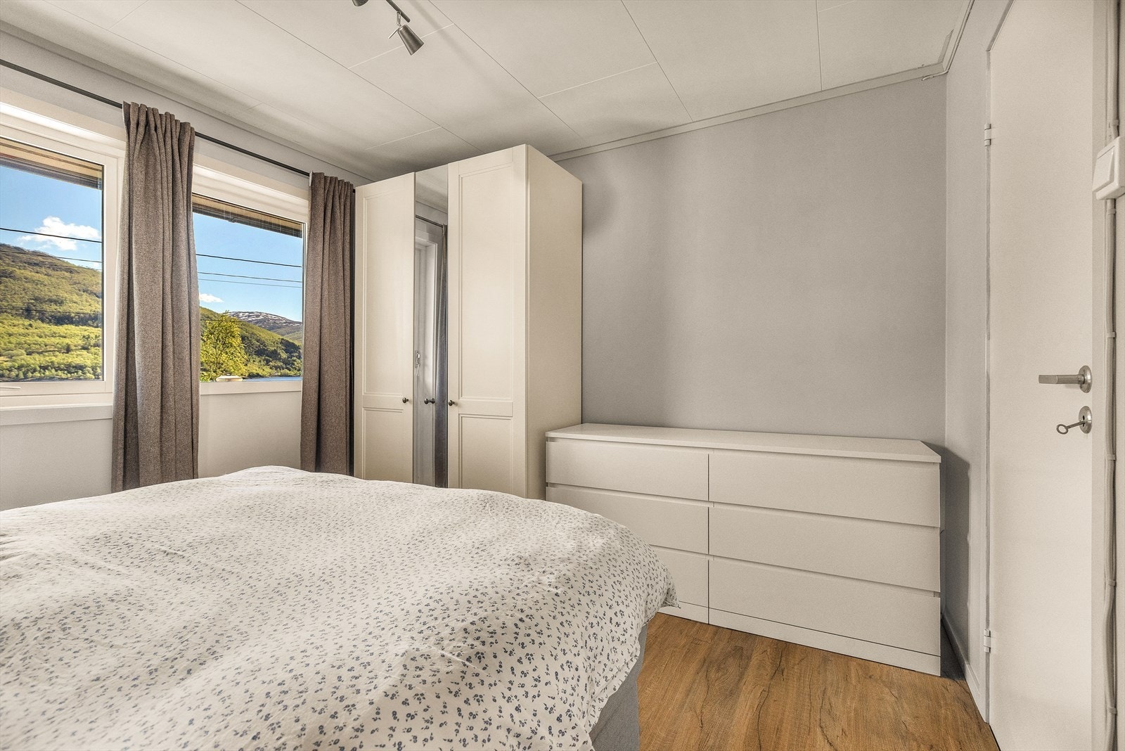 Det er også utgang til terrassen fra rommet. Galleribilde