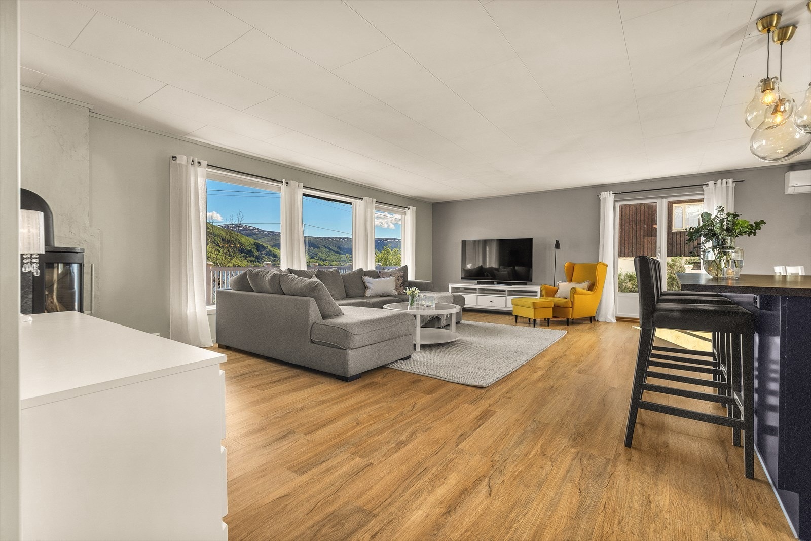 Boligen har en lys og innbydende stue med fantastisk utsikt over fjord og fjell! Galleribilde