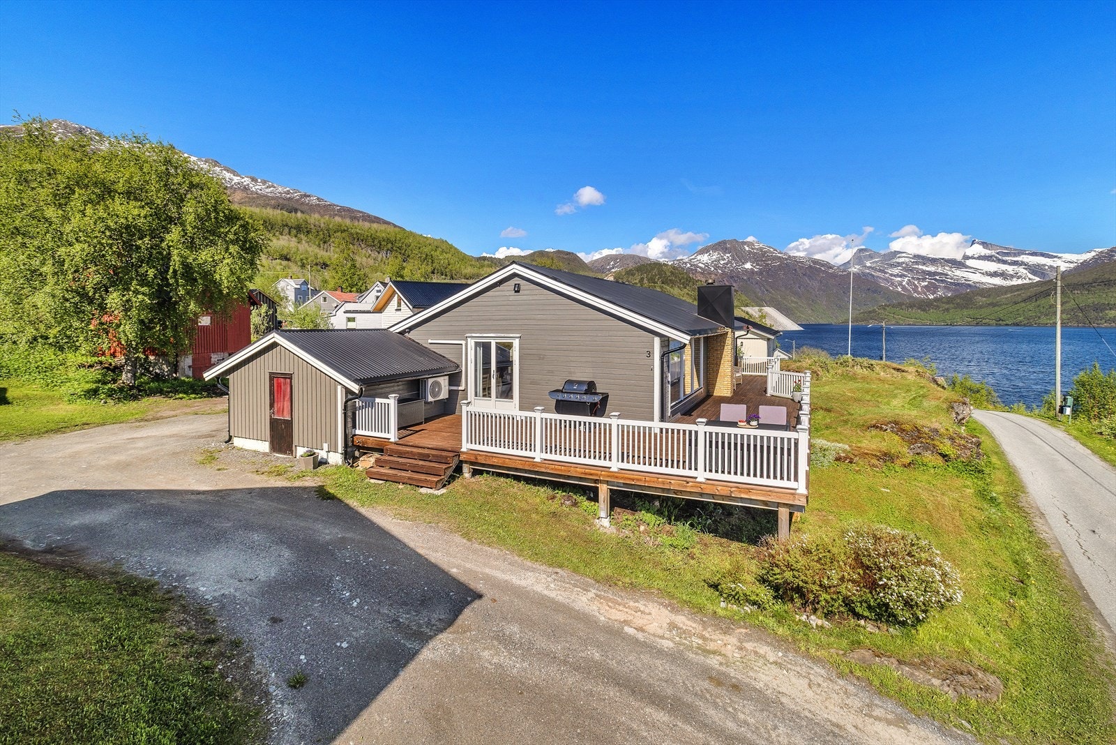 Tomten er flat med diverse beplantning, hageflekk i front perfekt for lek og moro. Galleribilde
