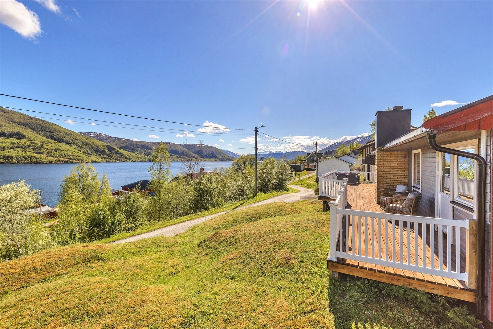 Boligen ligger skjermet i enveiskjørt gate med fantastiske utsiktsforhold over fjord og fjell. Galleribilde